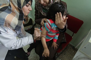 توفر اليونيسيف اللقاحات للعديد من الأطفال في الشرق الأوسط.